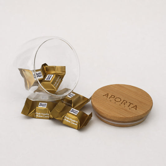 Taza doble vidrio con tapa de bambú grabada a láser y chocolates Ritter Gold. Regalo corporativo premium para el Día del Trabajador. Mín. 100 unidades. ¡Cotiza!