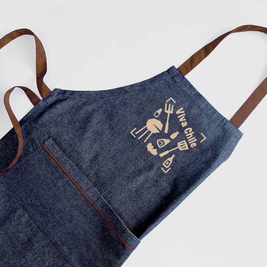 El accesorio indispensable para el maestro parrillero. Pechera confeccionada en gabardina o mezclilla con colores a elección y diseño personalizado. El regalo corporativo ideal para encuentros y asados. ¡Personalízala con tu logo!