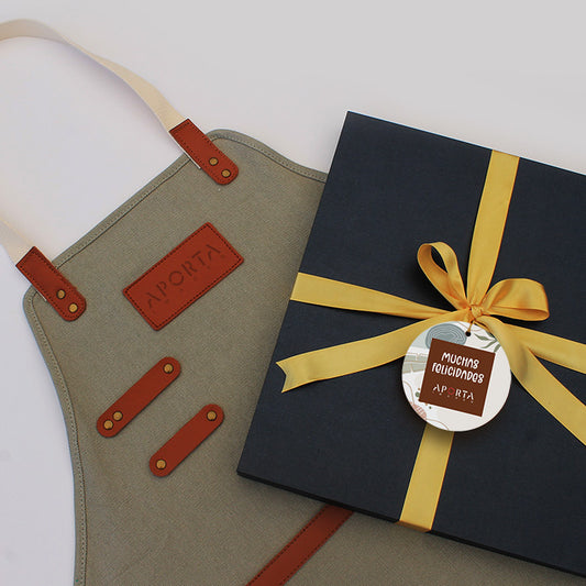 Protección y estilo para el asado perfecto. Pechera de tela canvas de algodón con detalles en ecocuero, bolsillos técnicos y compartimento para utensilios. Disponible en 4 colores. El regalo corporativo ideal de alta gama. ¡Personalízala en Aporta Imagen!