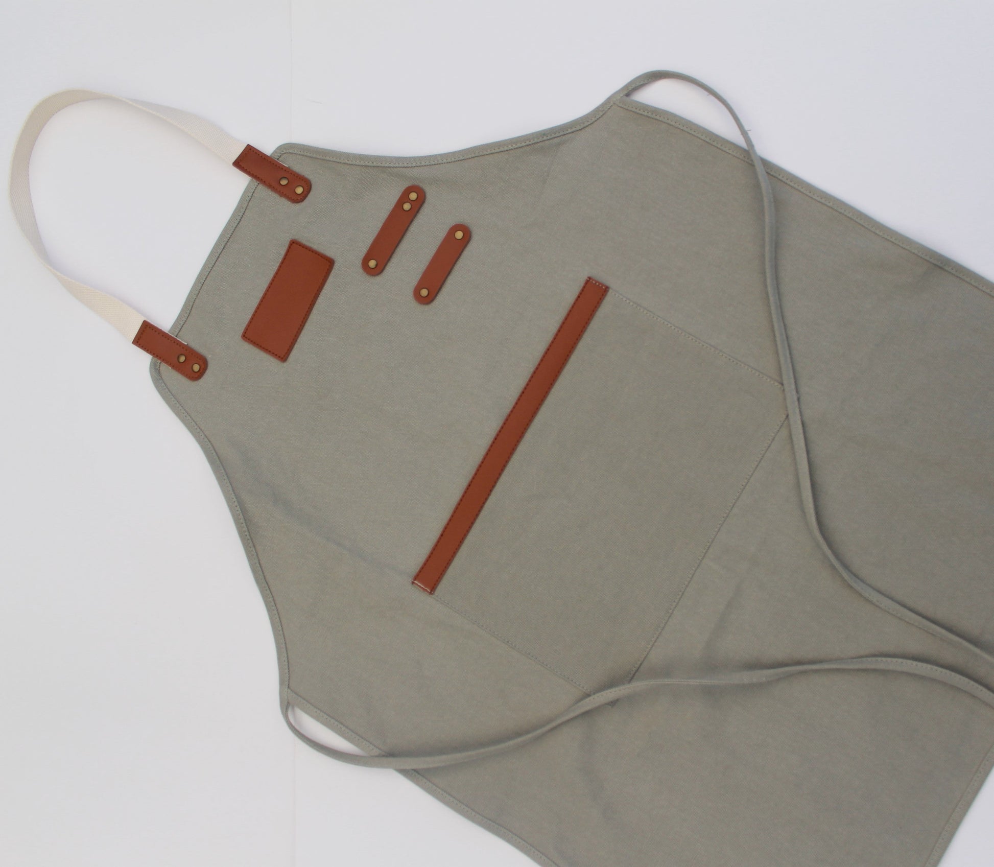 Protección y estilo para el asado perfecto. Pechera de tela canvas de algodón con detalles en ecocuero, bolsillos técnicos y compartimento para utensilios. Disponible en 4 colores. El regalo corporativo ideal de alta gama. ¡Personalízala en Aporta Imagen!