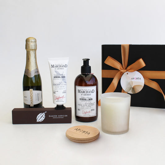 Regalo gourmet que despierta los sentidos con una combinación de calma, suavidad y placer. Esta caja contiene espumante, chocolates, crema de manos, crema de cuerpo y aromática vela