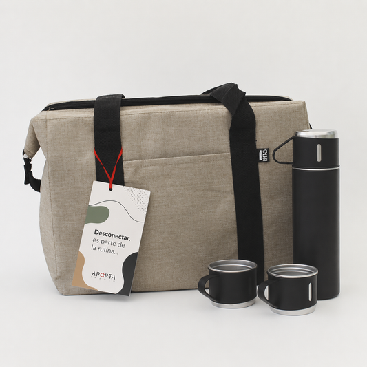 Bolso térmico con termo y tazas de acero inoxidable. Un regalo ideal para disfrutar la desconexión, los viajes y los buenos momentos. Personalizable con logo.