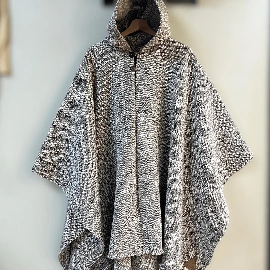 Ponchos en alpaca y lana con técnicas ancestrales. Piezas únicas, cálidas y atemporales. Regalo corporativo premium personalizable.