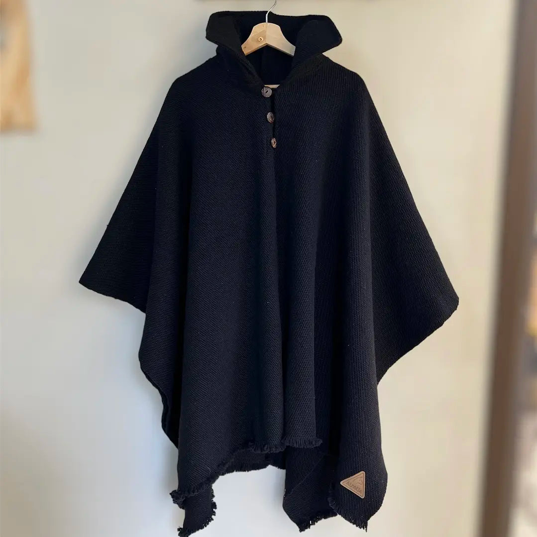 Ponchos en alpaca y lana con técnicas ancestrales. Piezas únicas, cálidas y atemporales. Regalo corporativo premium personalizable.