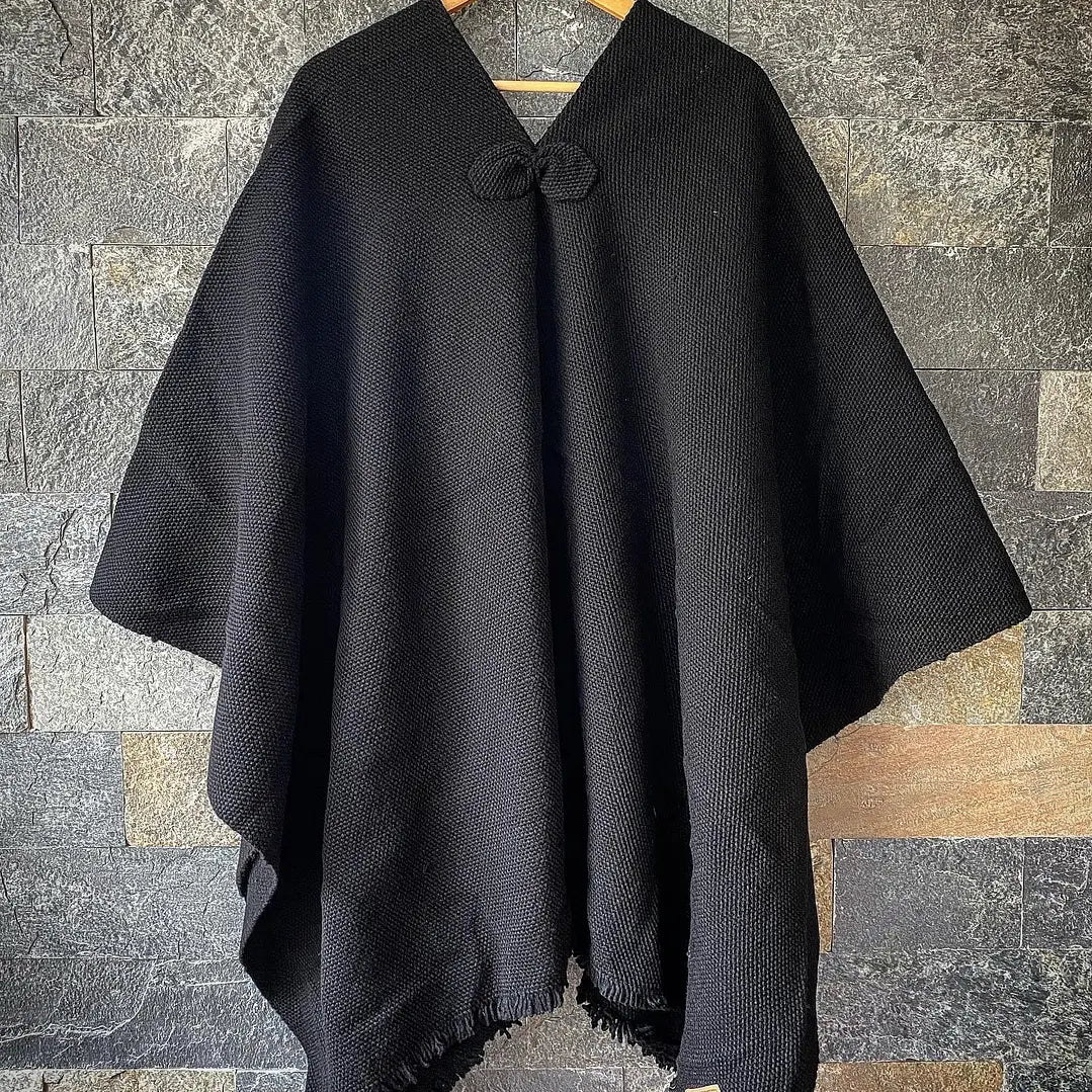 Ponchos en alpaca y lana con técnicas ancestrales. Piezas únicas, cálidas y atemporales. Regalo corporativo premium personalizable.