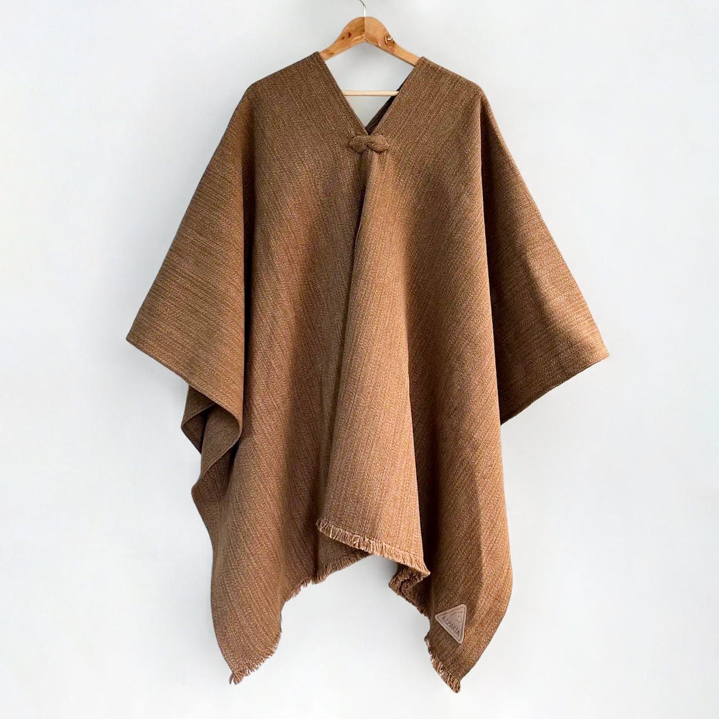 Ponchos en alpaca y lana con técnicas ancestrales. Piezas únicas, cálidas y atemporales. Regalo corporativo premium personalizable.