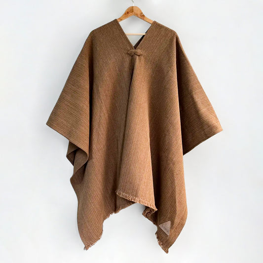 Ponchos en alpaca y lana con técnicas ancestrales. Piezas únicas, cálidas y atemporales. Regalo corporativo premium personalizable.