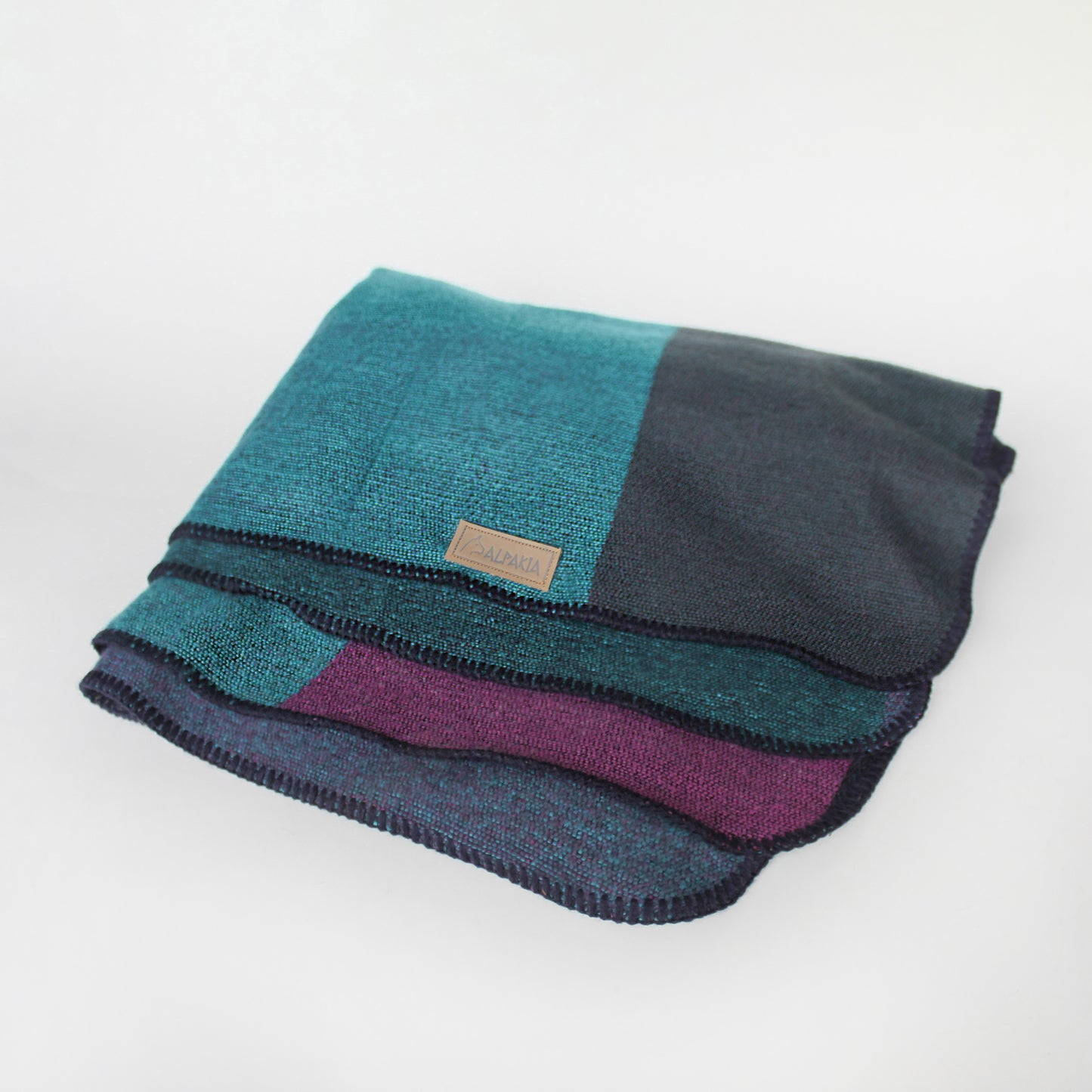 Ruanas vintage en alpaca y algodón, tejidas a mano. Versátiles y elegantes. Regalo corporativo premium personalizable.