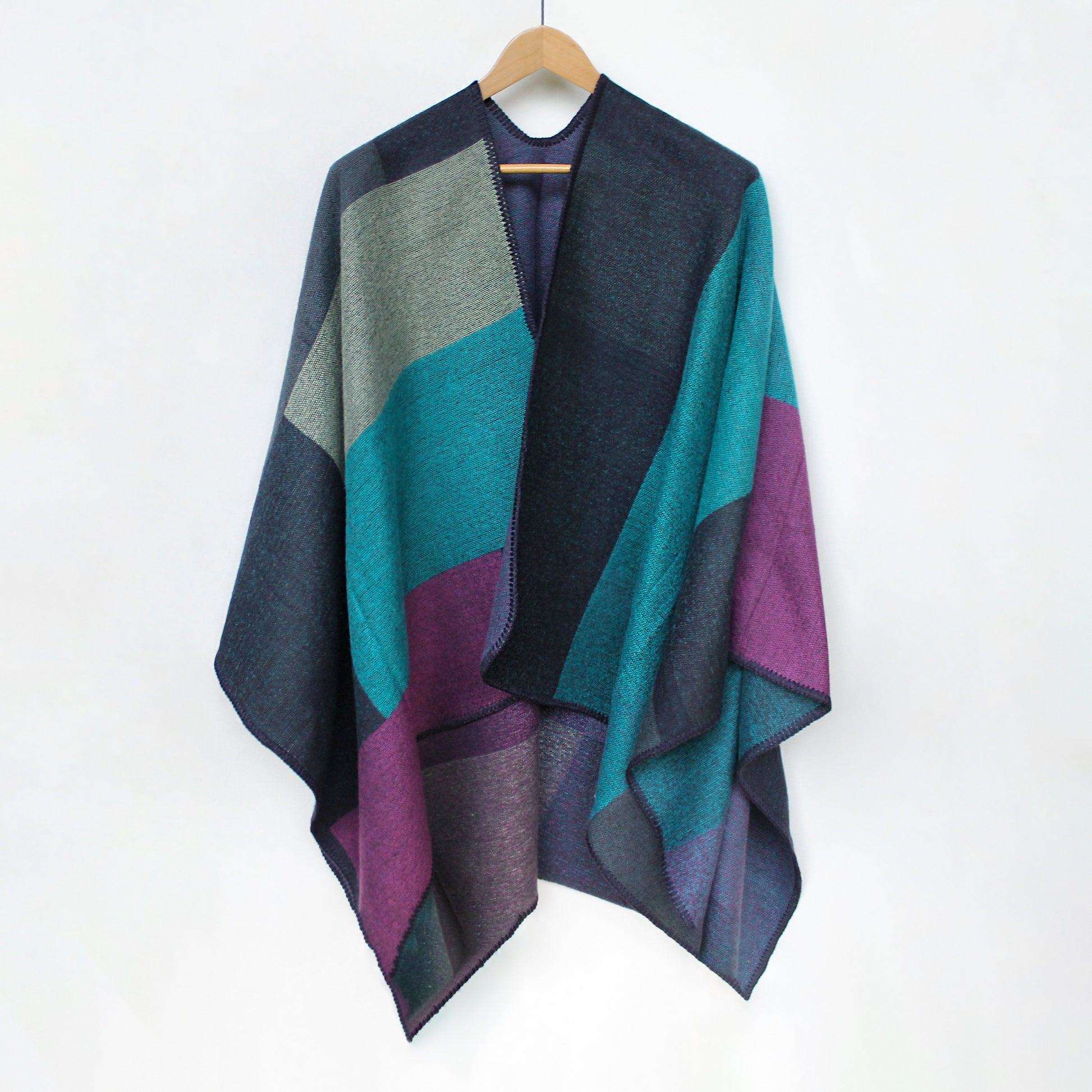 Ruanas vintage en alpaca y algodón, tejidas a mano. Versátiles y elegantes. Regalo corporativo premium personalizable.