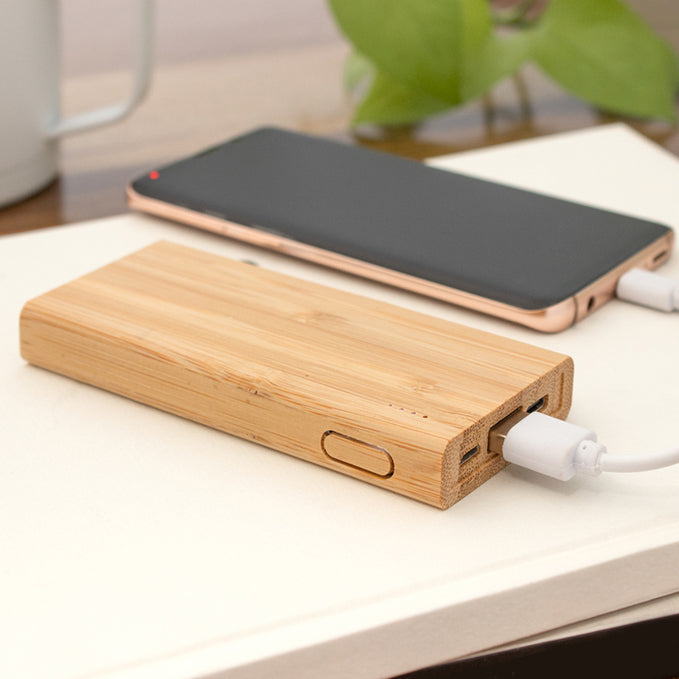 Power bank con cubierta de bambú, USB tipo C, 4 LEDs indicadores y múltiples protecciones. Logo impreso o grabado. Mínimo 30 unidades.