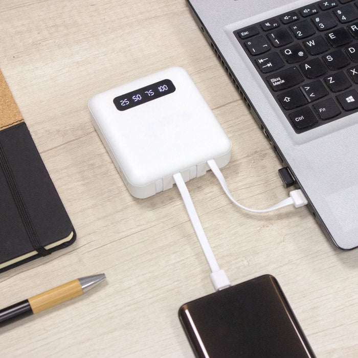 Powerbank con pantalla digital, 4 cables integrados, carga rápida 2A y linterna LED. Carga hasta 5 dispositivos. Con logo o impresión.