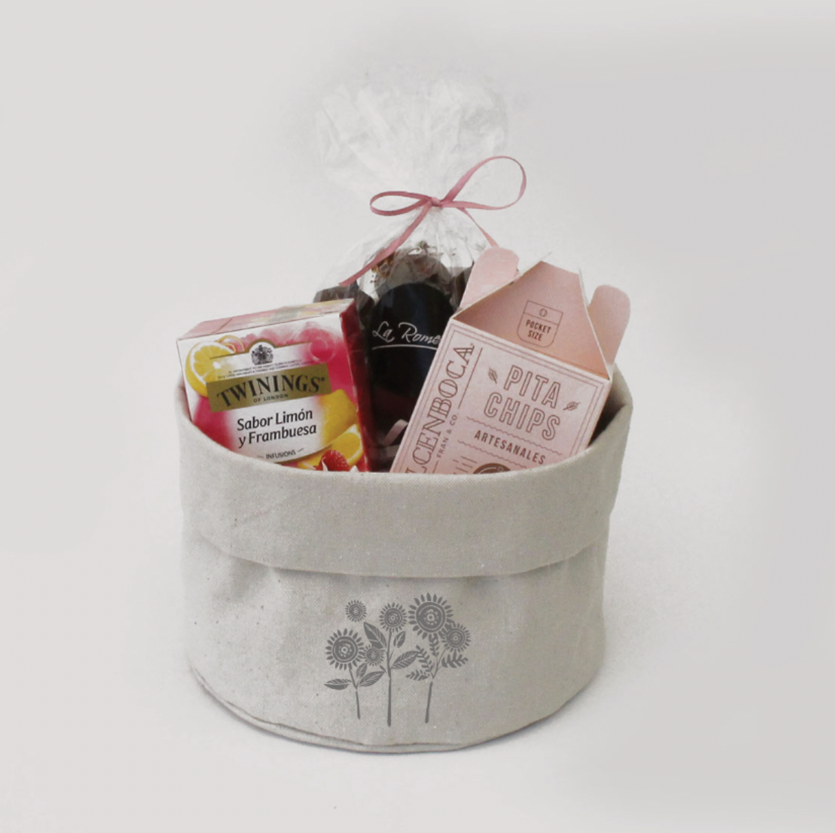 Disfruta un momento dulce con nuestra panera de algodón personalizada. Incluye caja de infusión Twinings, marshmallows con chocolate de La Romería y Pita Chips Bocanboca. El regalo corporativo ideal para el Día de la Mujer. ¡Sorprende con sabor y diseño!