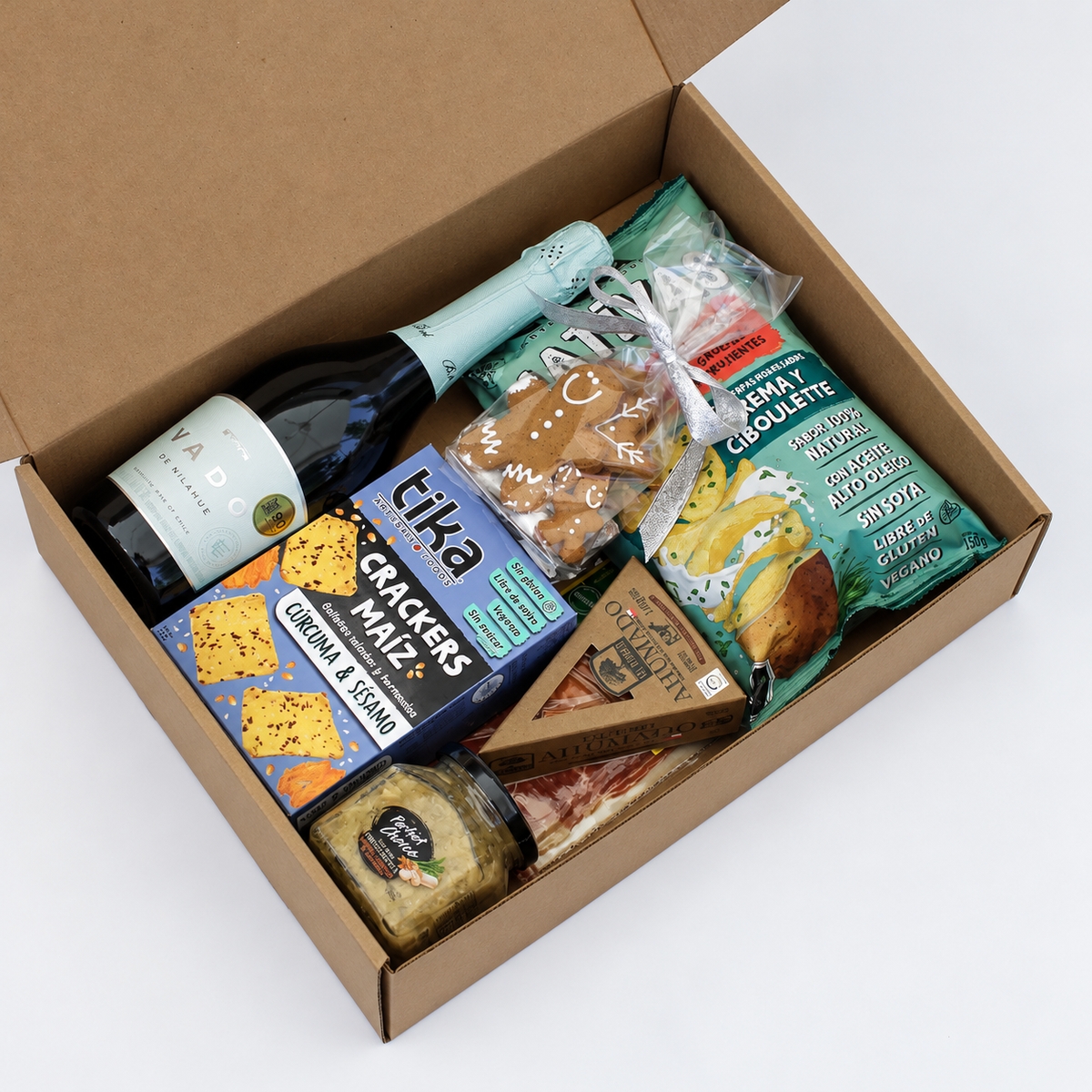 Una caja que reúne burbujas y sabores: espumante, galletas navideñas y un delicioso aperitivo. Un regalo navideño para celebrar y compartir.
