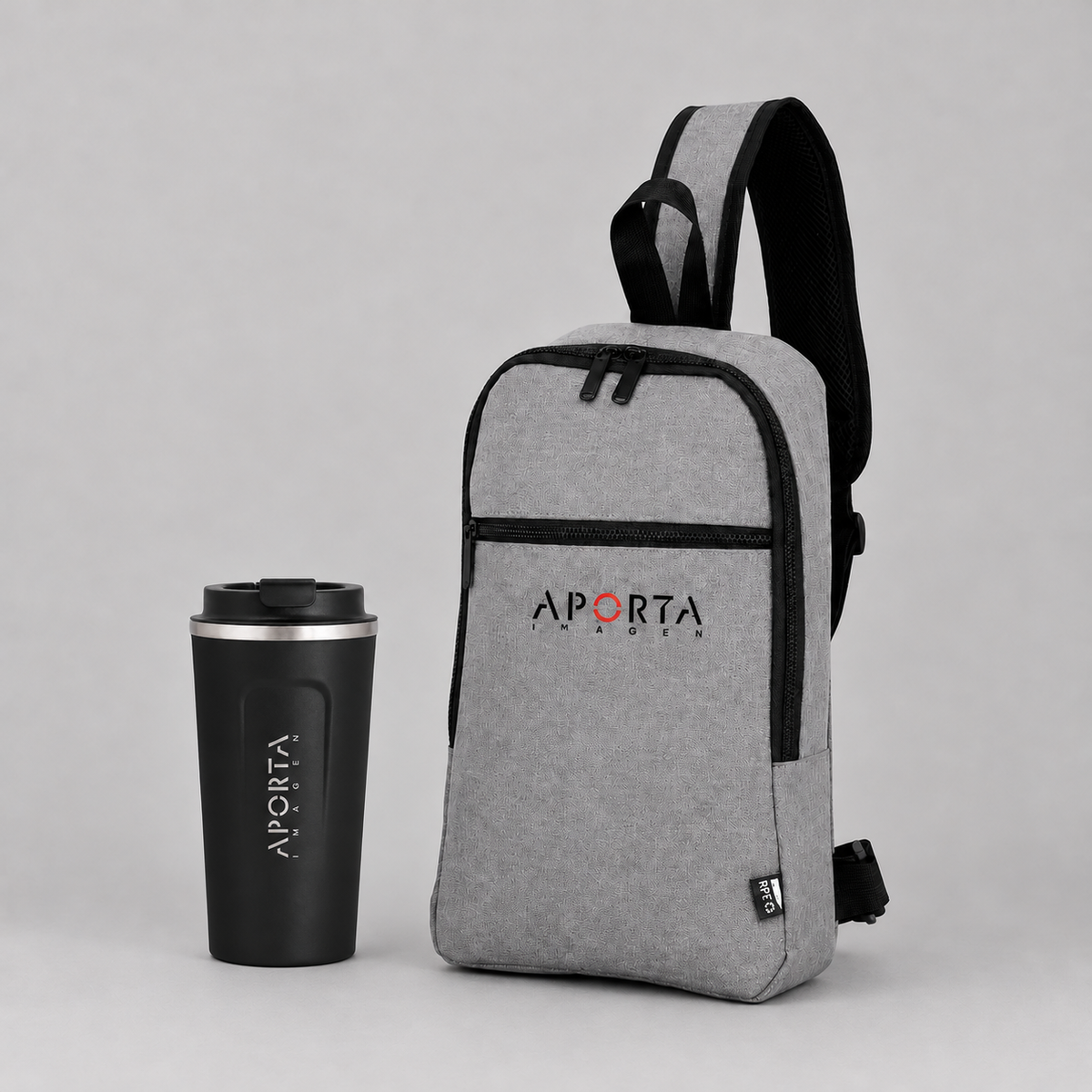 Regalo corporativo con bandolera y mug térmico, ideal para colaboradores y clientes. Personaliza con tu logo y cotiza para tu empresa en Aporta Imagen.