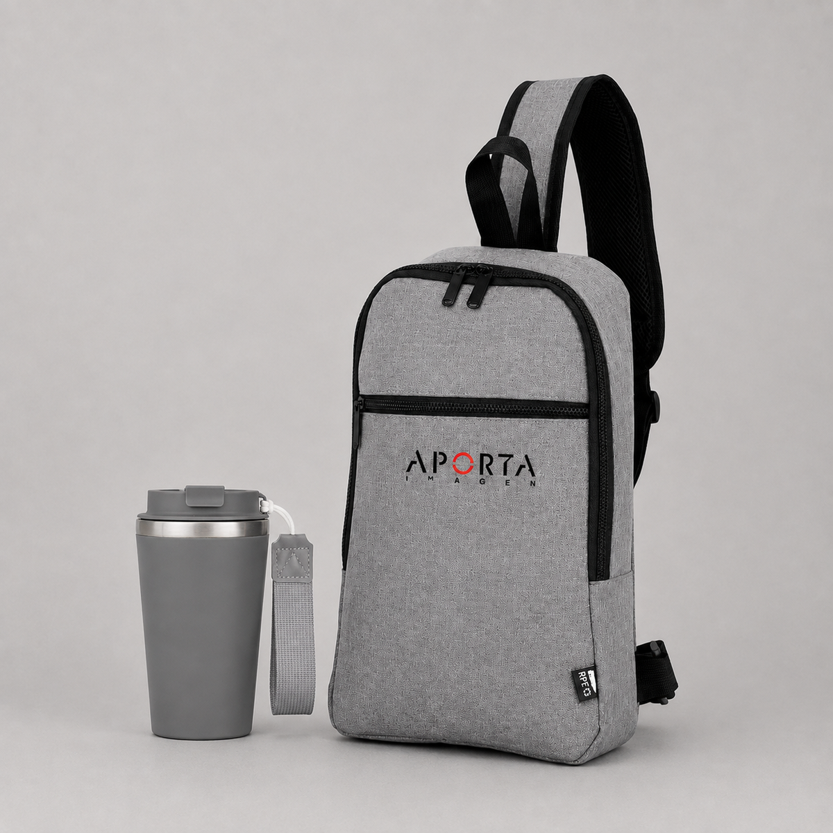 Regalo corporativo con bandolera y mug térmico, ideal para colaboradores y clientes. Personaliza con tu logo y cotiza para tu empresa en Aporta Imagen.