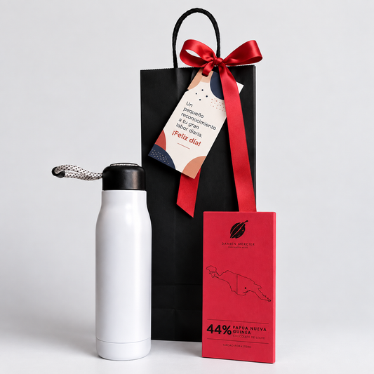 Sorprende y reconoce a tu equipo con un regalo corporativo útil y delicioso: botella térmica y chocolate Damien Mercier. ¡Personalízalo con tu logo y cotiza hoy!