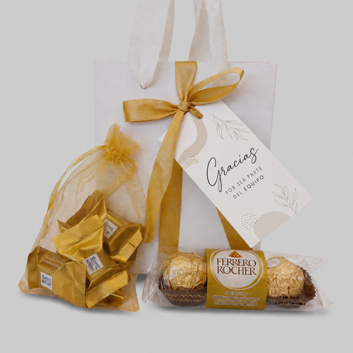 Sorprende a tus colaboradoras con nuestro Pack que incluye chocolates Ferrero Rocher, Ritter Sport Gold y tarjeta con el logo de tu empresa. Presentación de lujo lista para entregar. ¡Cotiza hoy el regalo perfecto!