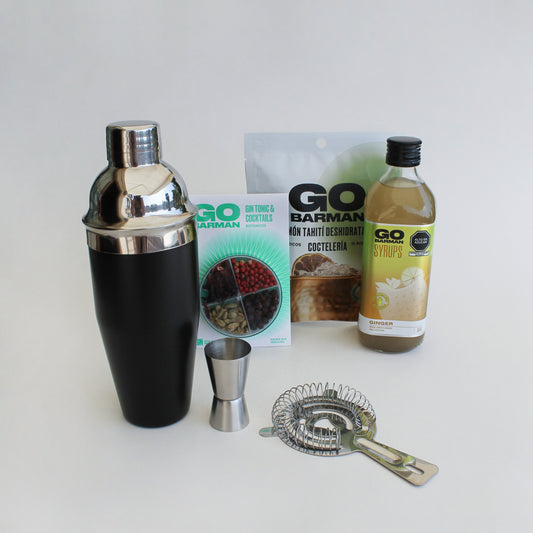 Regalo corporativo que contiene una coctelera 600ml, vaso mezclador, jigger, colador, botánicos, syrup y deshidratados Go Barman. Logo grabado opcional.