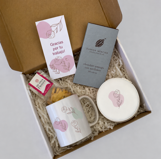 Sorprende con un detalle de autor: Barra Damien Mercier de los mejores cacaos del mundo, galletas artesanales, tazón exclusivo y mini joyero. Incluye tarjeta con logo. Calidad premium para empresas. Cotiza con nosotros