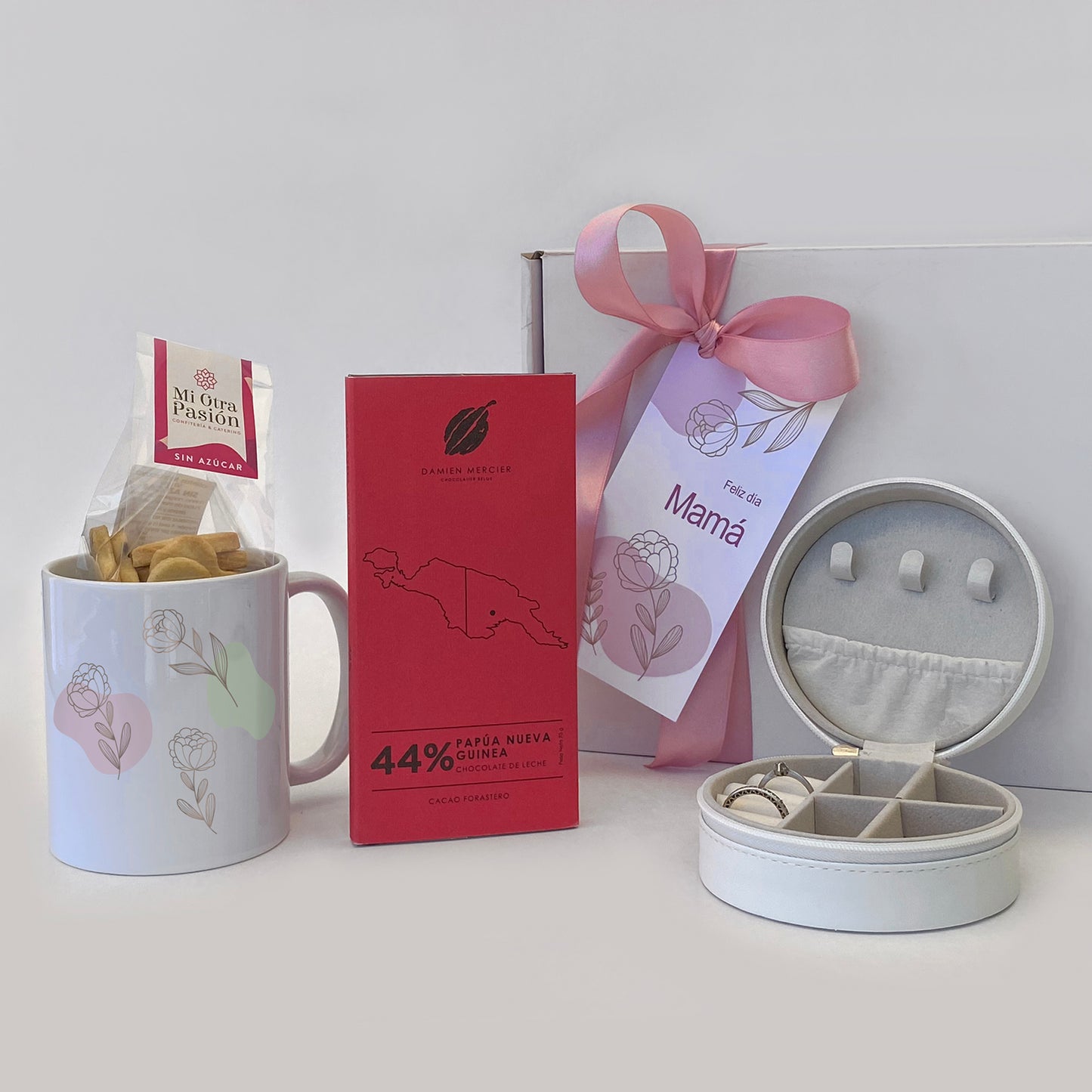 Sorprende con un detalle de autor: Barra Damien Mercier de los mejores cacaos del mundo, galletas artesanales, tazón exclusivo y mini joyero. Incluye tarjeta con logo. Calidad premium para empresas. Cotiza con nosotros