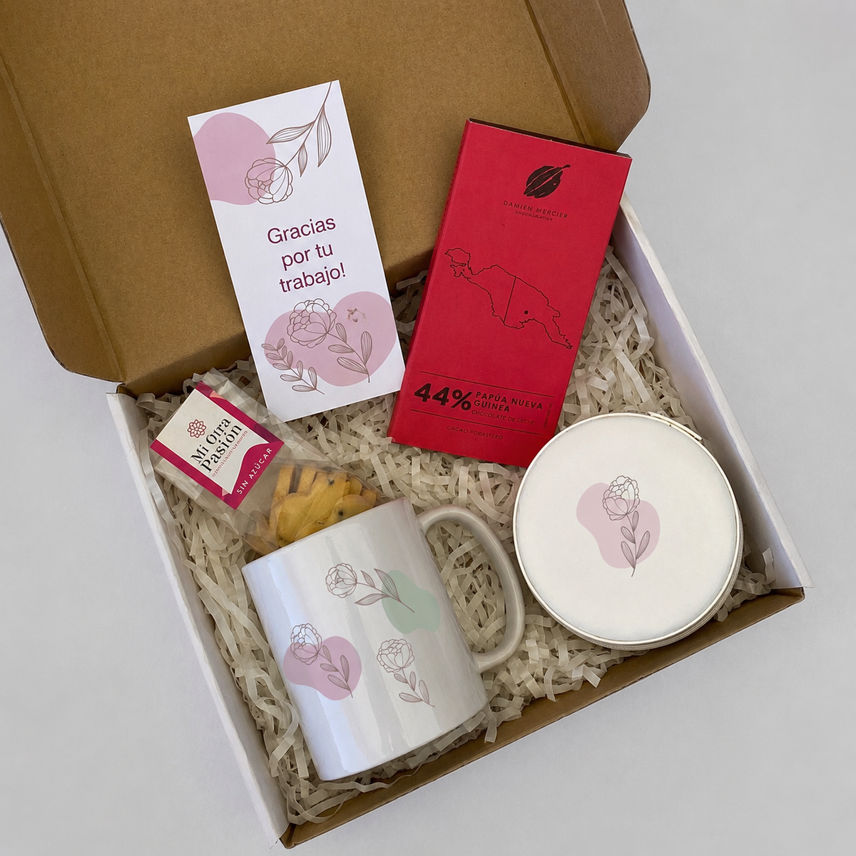 Sorprende con un detalle de autor: Barra Damien Mercier de los mejores cacaos del mundo, galletas artesanales, tazón exclusivo y mini joyero. Incluye tarjeta con logo. Calidad premium para empresas. Cotiza con nosotros
