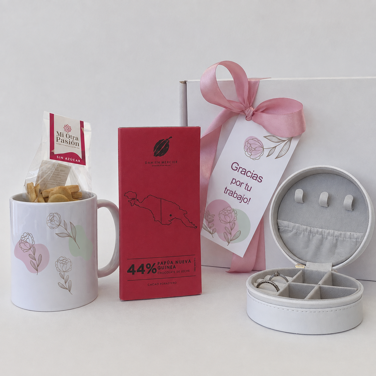 Sorprende con un detalle de autor: Barra Damien Mercier de los mejores cacaos del mundo, galletas artesanales, tazón exclusivo y mini joyero. Incluye tarjeta con logo. Calidad premium para empresas. Cotiza con nosotros