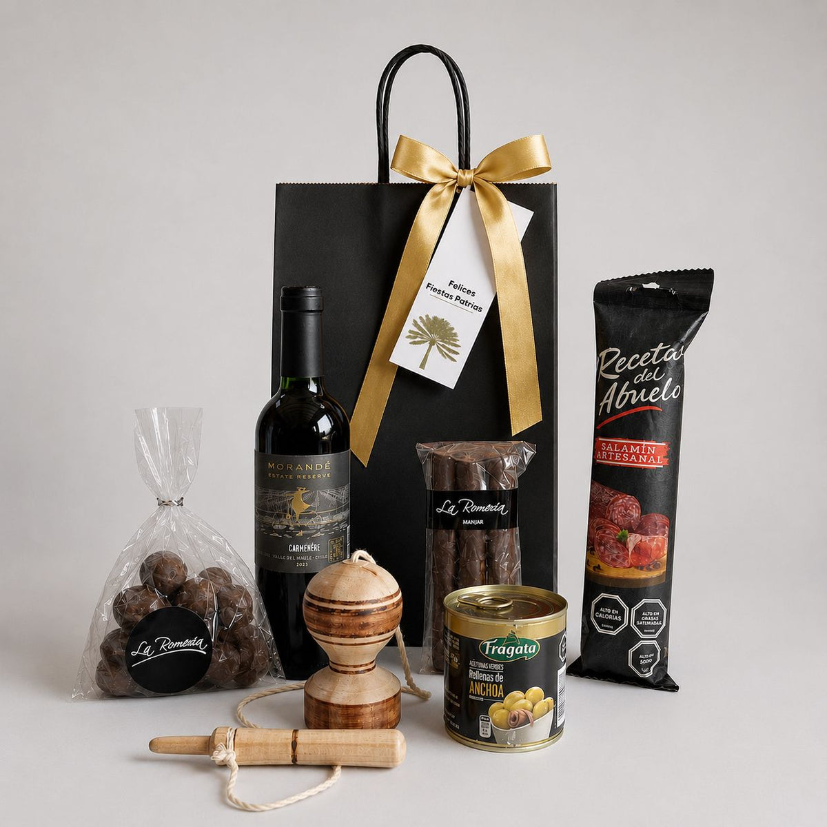 Celebra Fiestas Patrias con un regalo corporativo con vino Gran Reserva, emboque chileno, dulces y picoteo. Un regalo pensado para brindar, compartir y celebrar nuestras tradiciones junto a quienes forman parte de tu empresa. Personalízalo con tu logo en Aporta Imagen.