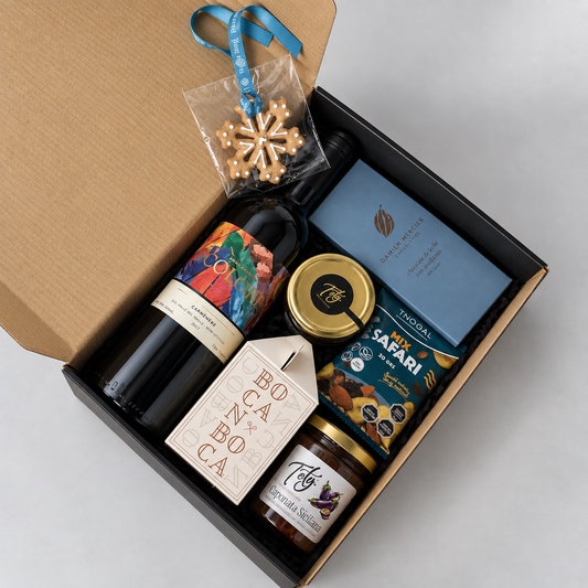 Agradece y celebra con un regalo corporativo de fin de año con vino, chocolate y delicias gourmet. Incluye tarjeta con logoy saludo corporativo. Pedido míanimo: 30 unidades.
