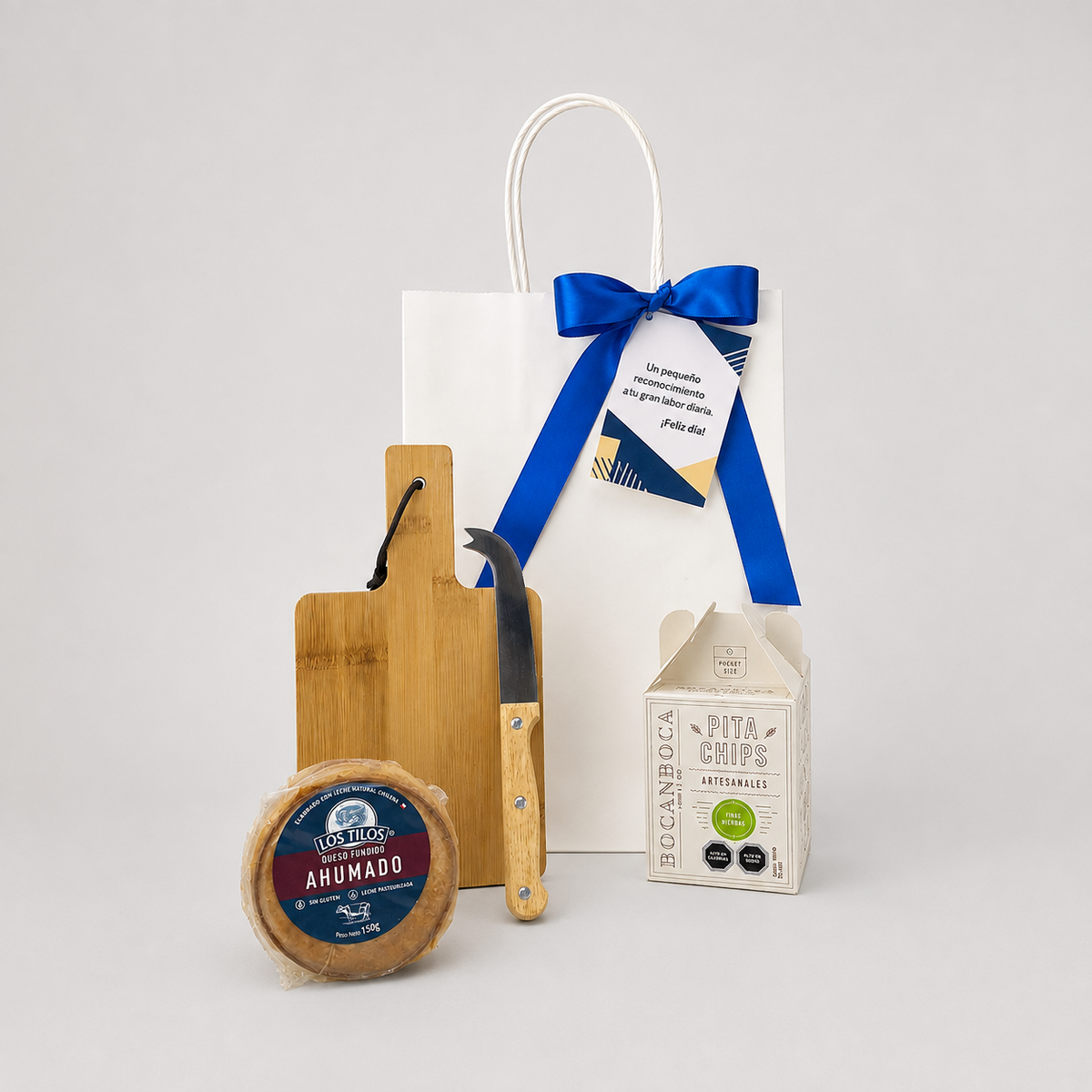 Sorprende con un regalo corporativo gourmet con tabla de quesos, queso ahumado y pita chips. Ideal para empresas, equipos y clientes. ¡Cotiza en Aporta Imagen!