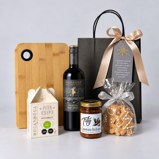 Regalo corporativo con tabla de bambú, vino Morandé Selección Gran Reserva, pita chips y caponata de berenjenas. Incluye tarjeta con tu logo. Pedido mínimo: 30 unidades.