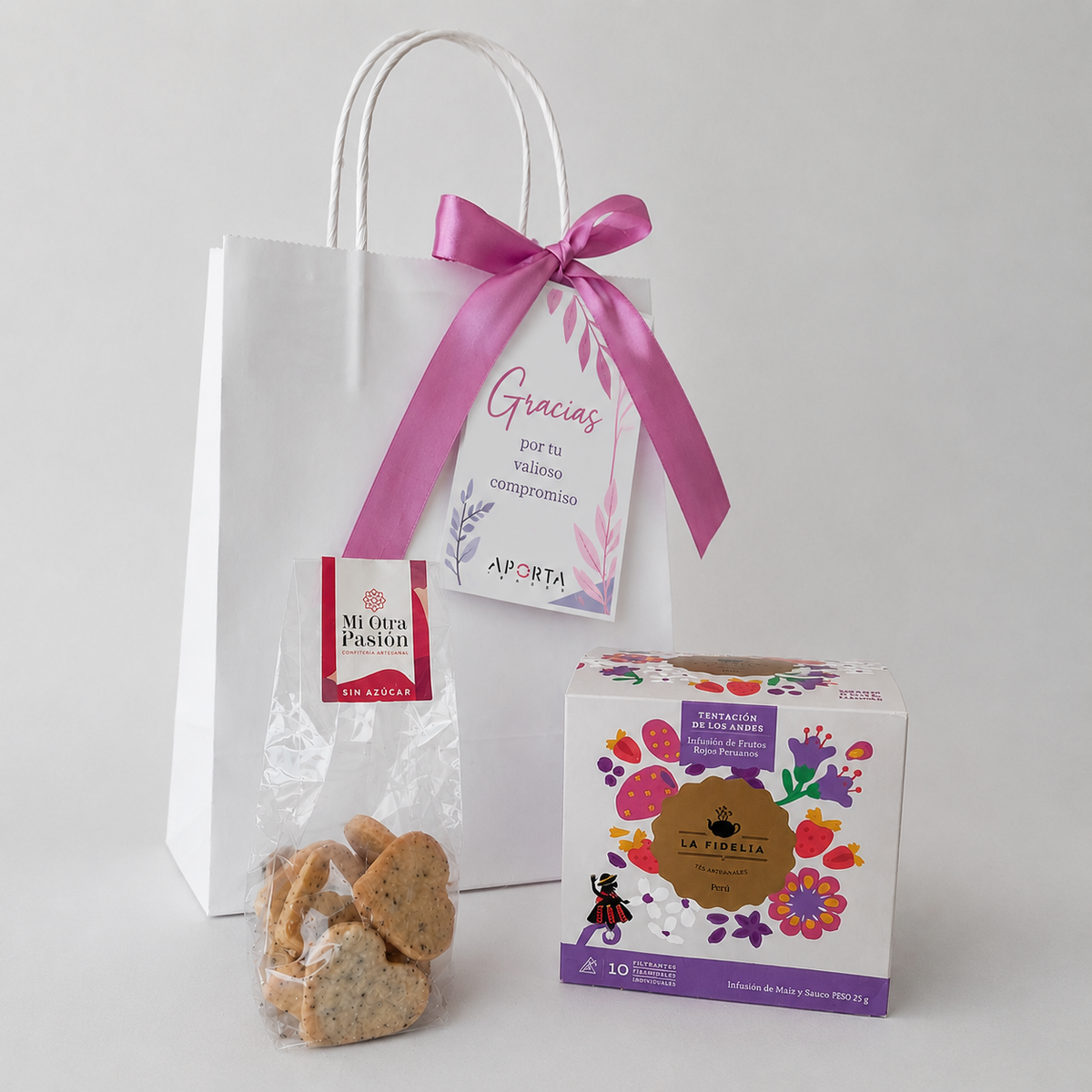 Regala una pausa de bienestar con el sabor de los Andes. Incluye caja de 10 bolsitas piramidales de té o infusión premium de origen peruano La Fidelia y galletas artesanales Mi Otra Pasión, diferentes sabores, sin azúcar. ¡Cotiza tu regalo aquí!
