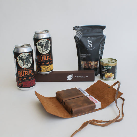 Diversión y placer en un solo kit. Incluye juego de naipes en estuche de cuero artesanal, 2 cervezas Rural, mix de frutos secos y bombones Damien Mercier. El regalo corporativo ideal para desconectar y compartir en Fiestas Patrias, el Día del Trabajador o en el día del padre. ¡Personalízalo con tu logo!