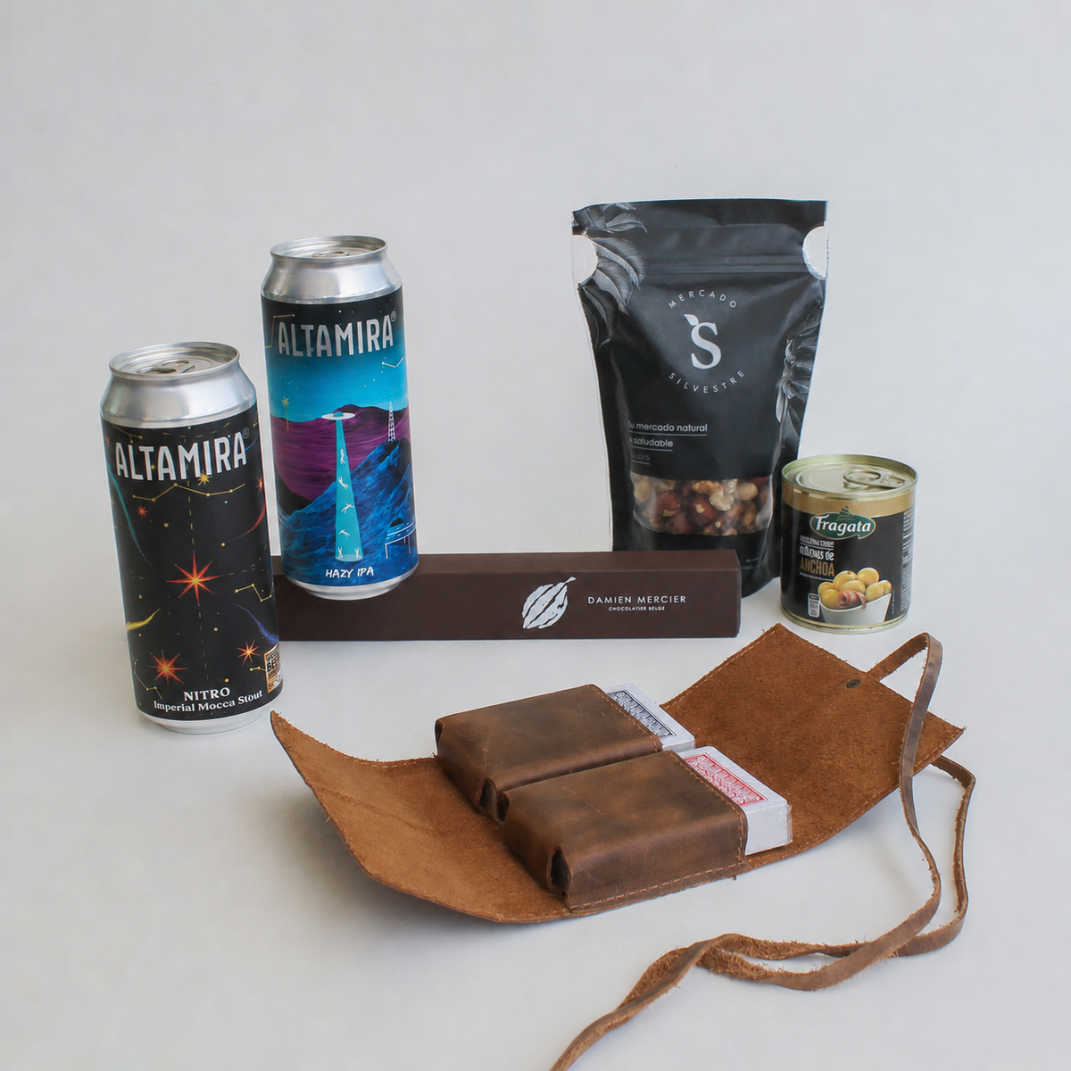 Diversión y placer en un solo kit. Incluye juego de naipes en estuche de cuero artesanal, 2 cervezas Altamira, mix de frutos secos y bombones Damien Mercier. El regalo corporativo ideal para desconectar y compartir en Fiestas Patrias, el Día del Trabajador o en el día del padre. ¡Personalízalo con tu logo!