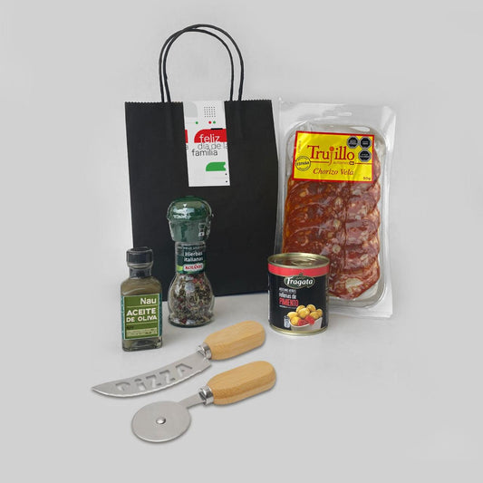 Convierte un simple detalle en un momento inolvidable. 
Kit de cortadores para pizza con diseño ergonómico, molinillo de hierbas italianas Kotanyi, aceite de oliva NAU, aceitunas Fragata y chorizo Vela Trujillo, la combinación ideal para el picoteo perfecto y el toque de tu marca. ¡Cotiza con nosotros y crea experiencias inolvidables!