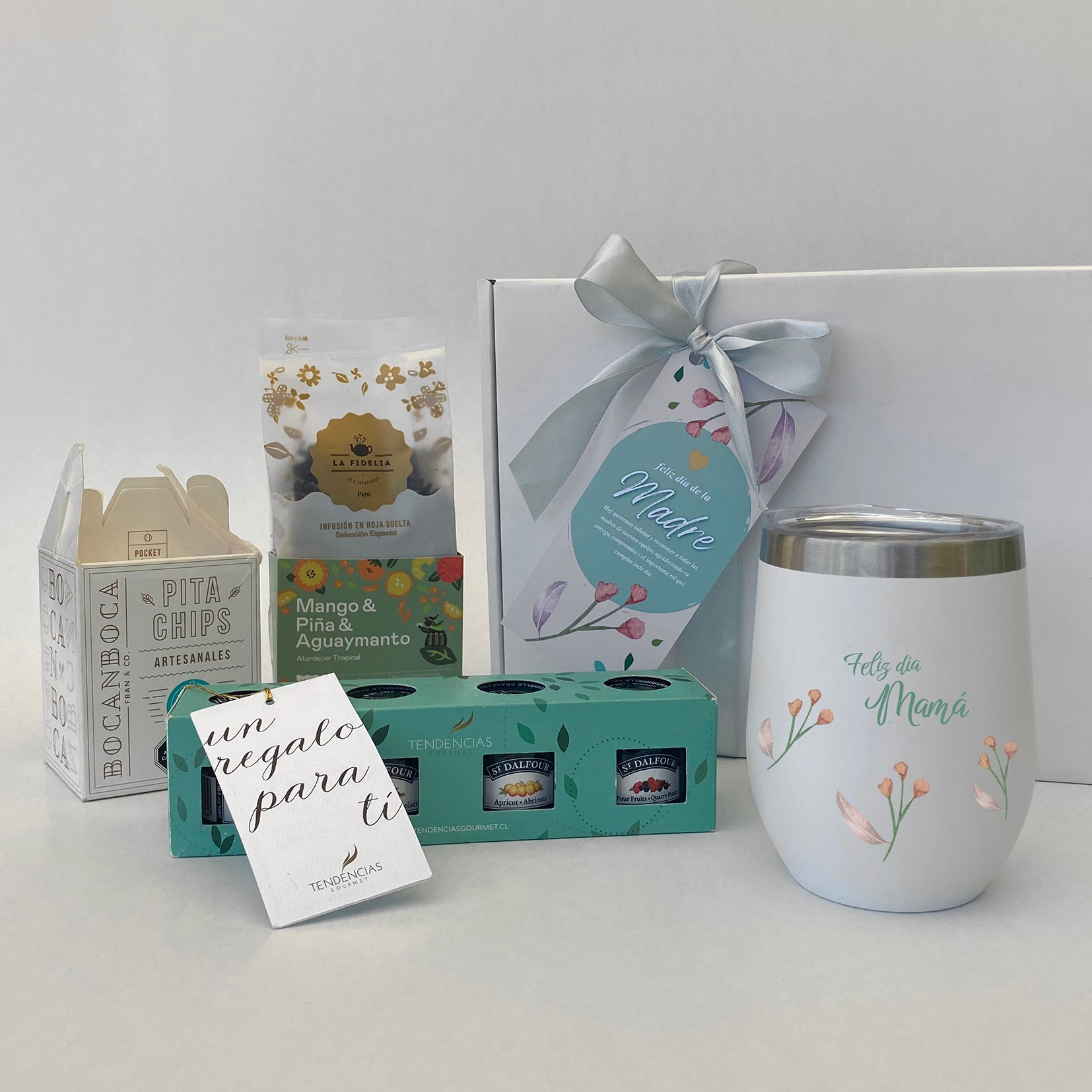 Eleva tus regalos corporativos con el Pack Gourmet Día de la Madre: infusiones de alta gama La Fidelia, mermeladas St. Dalfour, pita chips y mug térmico personalizado. Calidad premium con logo y tarjeta de saludo. ¡Cotiza hoy!