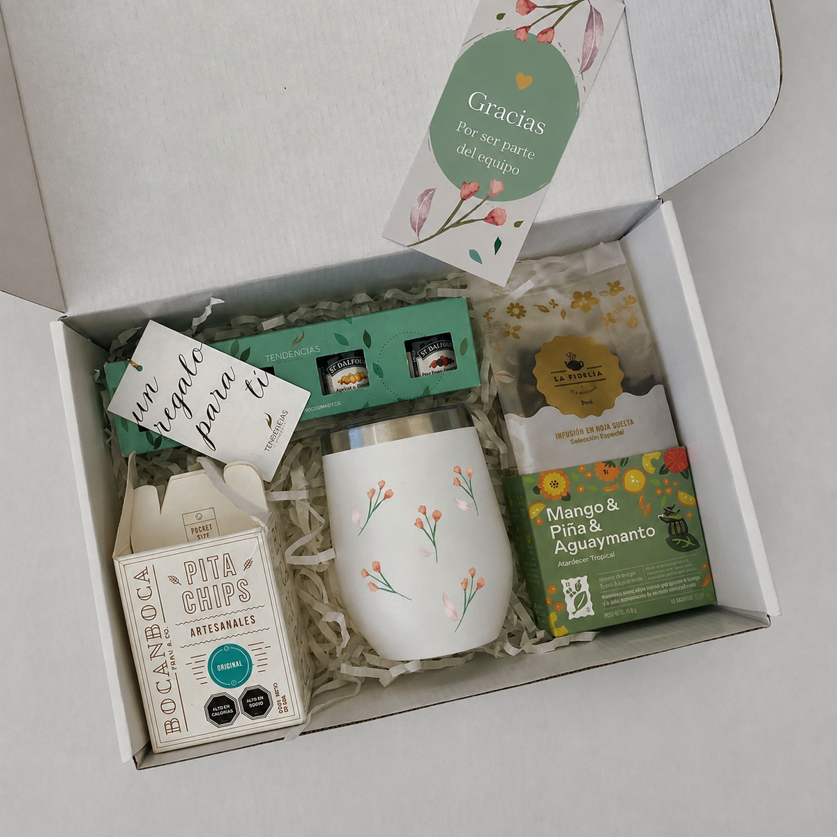 Eleva tus regalos corporativos con el Pack Gourmet Día de la Madre: infusiones de alta gama La Fidelia, mermeladas St. Dalfour, pita chips y mug térmico personalizado. Calidad premium con logo y tarjeta de saludo. ¡Cotiza hoy!