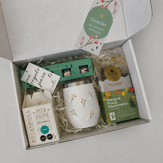 Eleva tus regalos corporativos con el Pack Gourmet Día de la Madre: infusiones de alta gama La Fidelia, mermeladas St. Dalfour, pita chips y mug térmico personalizado. Calidad premium con logo y tarjeta de saludo. ¡Cotiza hoy!