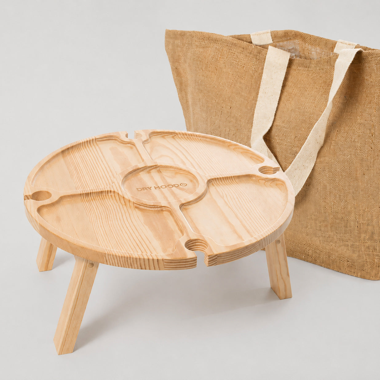Regalo “Aperitivo al Aire Libre” con mesa de picnic de madera y práctico bolso de yute. Diseñado para compartir y disfrutar momentos simples e inolvidables al aire libre.