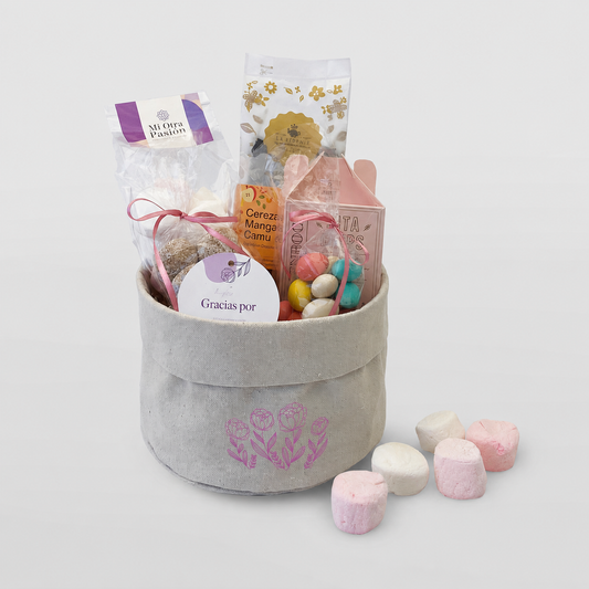 Regala un momento de calma a las mamás de tu equipo. Selección gourmet premium en panera de crea personalizada. El detalle corporativo más dulce y cálido. ¡Cotiza!