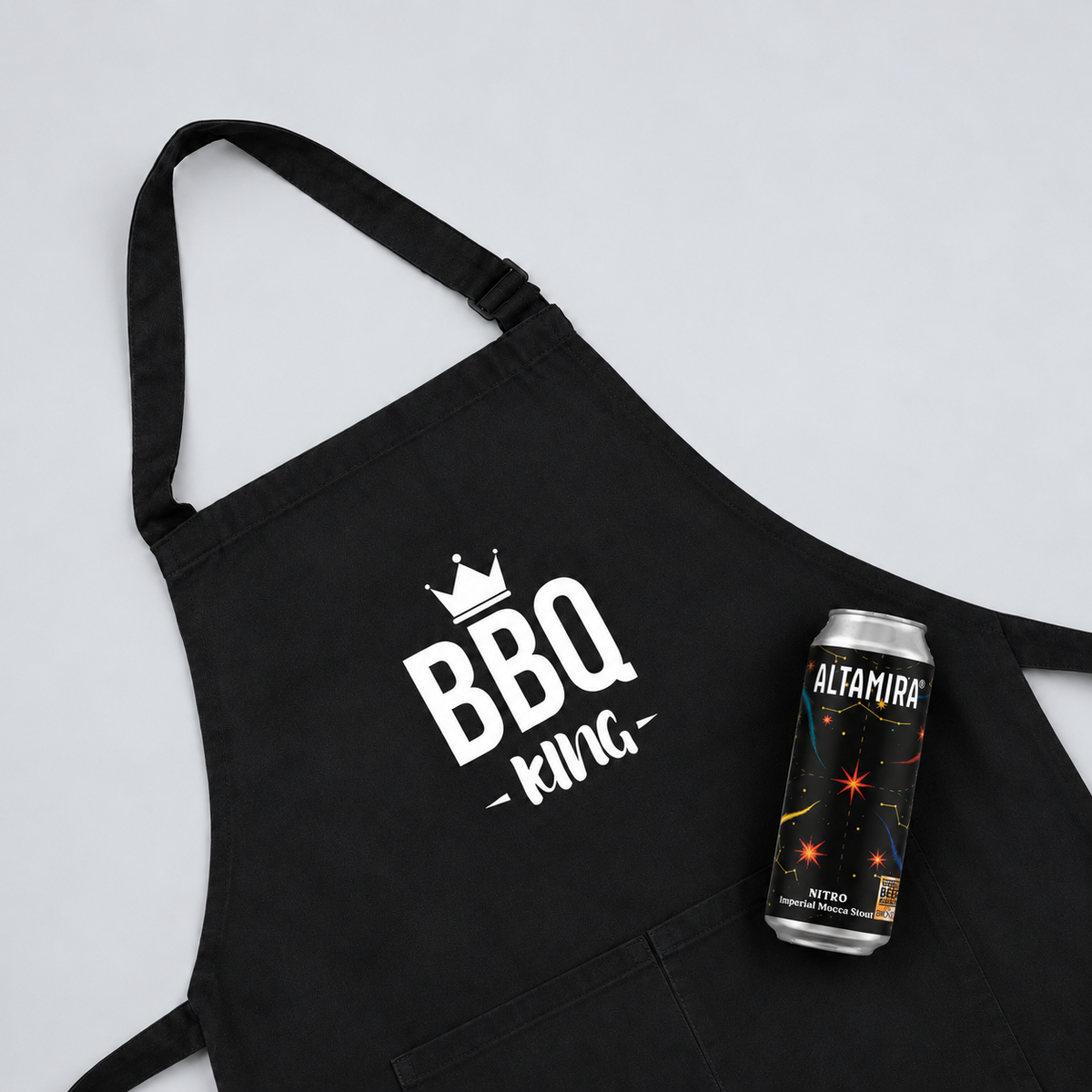 El regalo corporativo perfecto para asados. Contiene una pechera en poplín o gabardina con tu logo a un color y cerveza artesanal chilena Altamira Presentación en bolsa con tarjeta de saludo y logo corporativo. Listo para regalar.