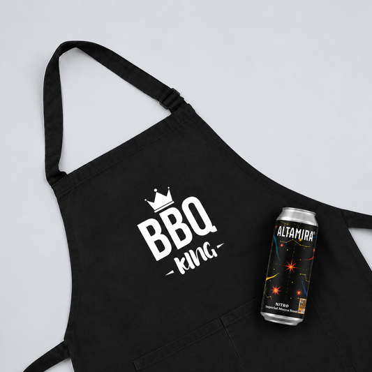 El regalo corporativo perfecto para asados. Contiene una pechera en poplín o gabardina con tu logo a un color y cerveza artesanal chilena Altamira Presentación en bolsa con tarjeta de saludo y logo corporativo. Listo para regalar.