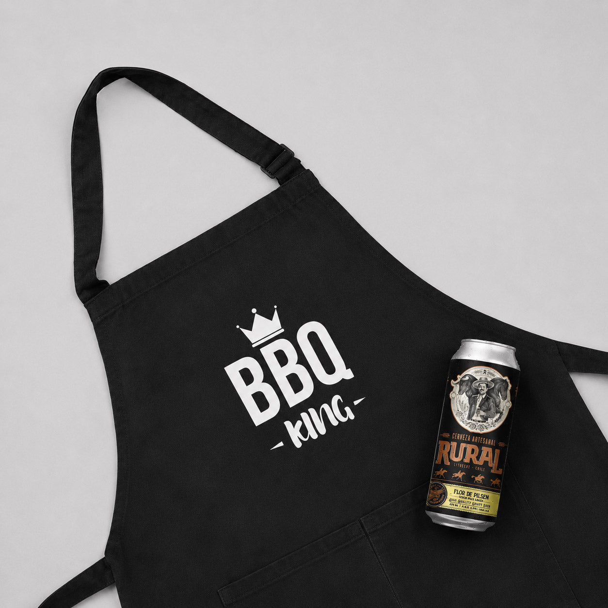 El regalo corporativo perfecto para asados. Contiene una pechera en poplín o gabardina con tu logo a un color y cerveza artesanal chilena Rural. Presentación en bolsa con tarjeta de saludo y logo corporativo. Listo para regalar.