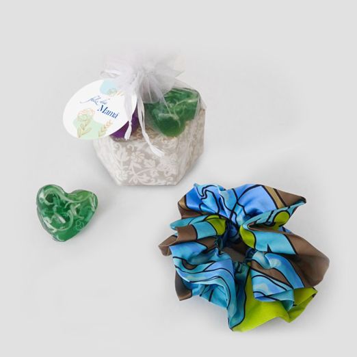 Un regalo para el Día de la Madre que refleja elegancia. Scrunchie de autor por Myriam Lynch y jabón artesanal aromático. Se entrega en un delicado saco de organza que incluye una tarjeta de saludo personalizada y tu logo corporativo. Cotiza con nosotros!