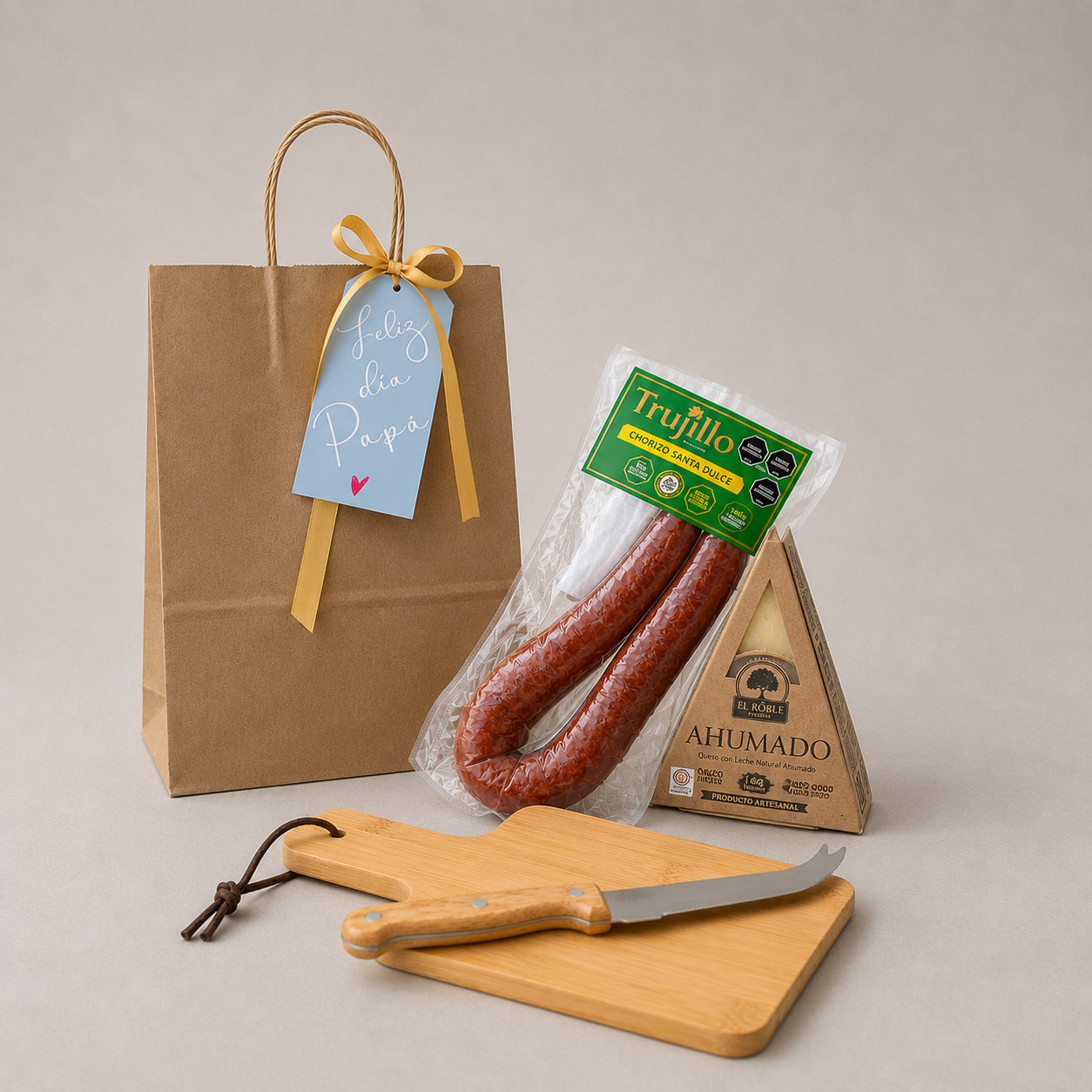 Tabla gourmet con queso ahumado, chorizo, sarta  cuchillo de acero inoxidable y tabla de madera grabada para regalo corporativo premium.