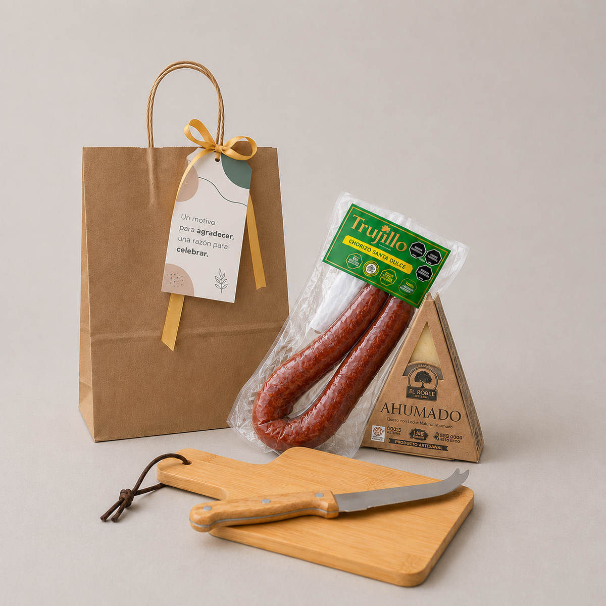 Tabla gourmet con queso ahumado, chorizo, sarta  cuchillo de acero inoxidable y tabla de madera grabada para regalo corporativo premium.