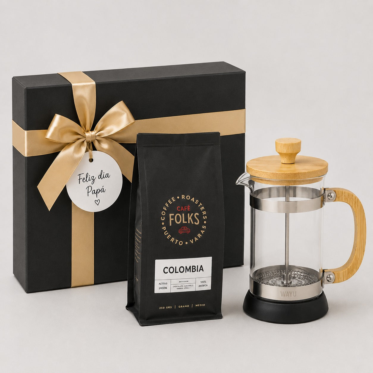 El regalo corporativo ideal para los amantes del buen café. Incluye cafetera de émbolo Wayu en acero inoxidable y café premium Folks. Presentado en una hermosa caja con cinta y tarjeta de saludo alusivo a la ocasión.