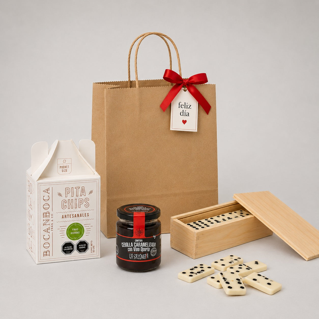 El equilibrio perfecto entre la estrategia de un dominó y la alta gastronomía. Un pack pensado para cerrar grandes jugadas corporativas. Hermosos juego de dominó en caja de madera, galletas Bocanboca y cebolla caramelizada al Oporto. Presentado en bolsa
bolsa kraft con cinta y tarjeta corporativa con su logo. Cotiza con nosotros
