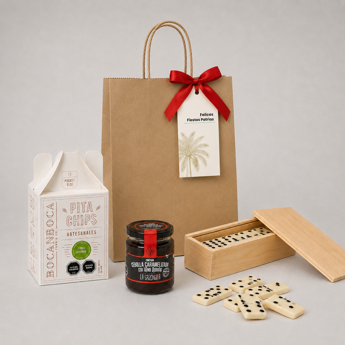 El equilibrio perfecto entre la estrategia de un dominó y la alta gastronomía. Un pack pensado para cerrar grandes jugadas corporativas. Hermosos juego de dominó en caja de madera, galletas Bocanboca y cebolla caramelizada al Oporto. Presentado en bolsa
bolsa kraft con cinta y tarjeta corporativa con su logo. Cotiza con nosotros