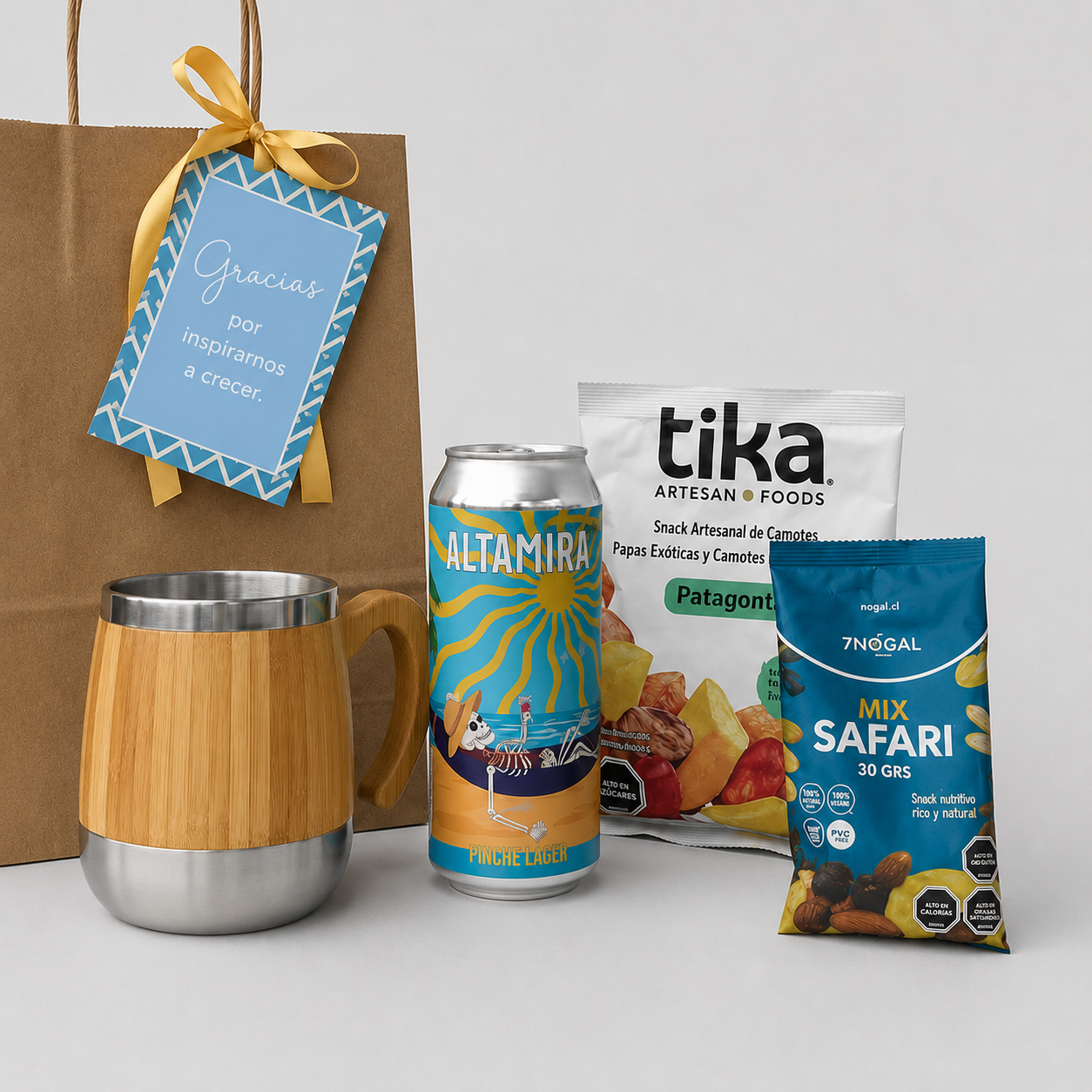 Un detalle corporativo ideal para el relajo de tus colaboradores. Kit gourmet con cerveza Altamira, tazón de bambú y snacks seleccionados. Presentado en bolsa papel kraft, tarjeta de saludo con logo corporativo.