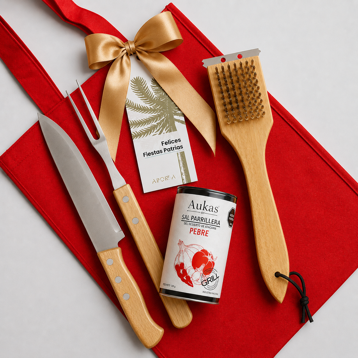 Sorprende con un set parrillero que incluye set cuchillo y tenedor con mango de madera dentro de un estuche negro, sal del Desierto de Atacama y escobilla para parrilla y. Ideal como regalo corporativo personalizable con tu logo para estas fiestas patrias.